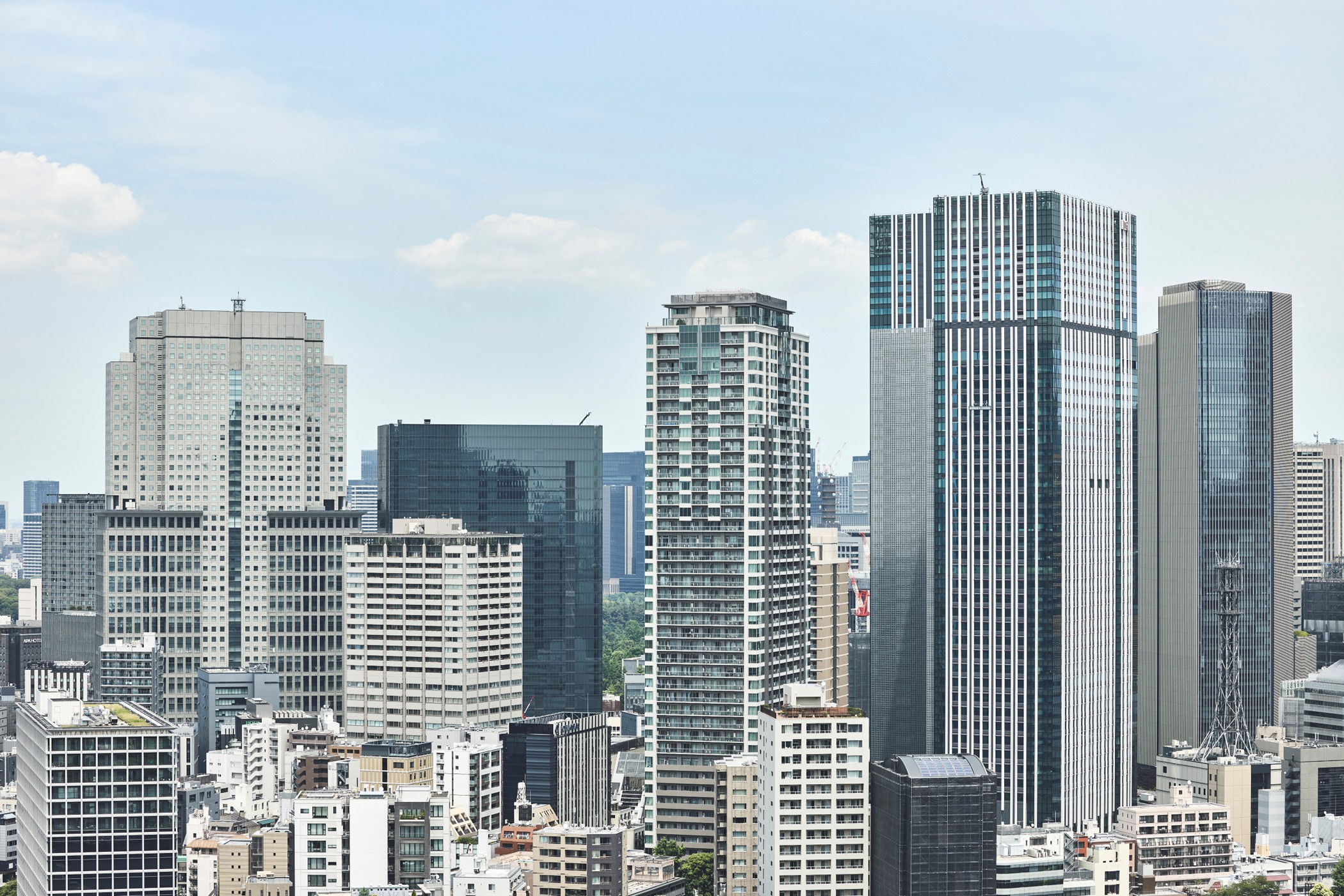 青空を背景にしたビジネス街の高層ビル群